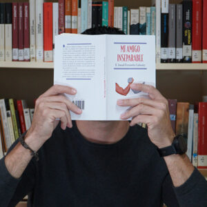Daniel Gálvez Páez con un libro