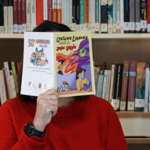 Eduarda López Gutiérrez con un libro