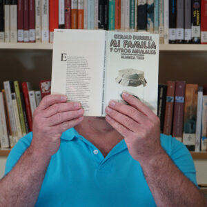 Manuel Jesús Fernández García con un libro