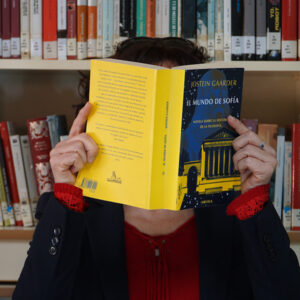 María Ángeles Barranco Ramos con un libro