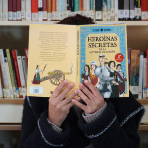 María Luisa Saborido Calderón con un libro