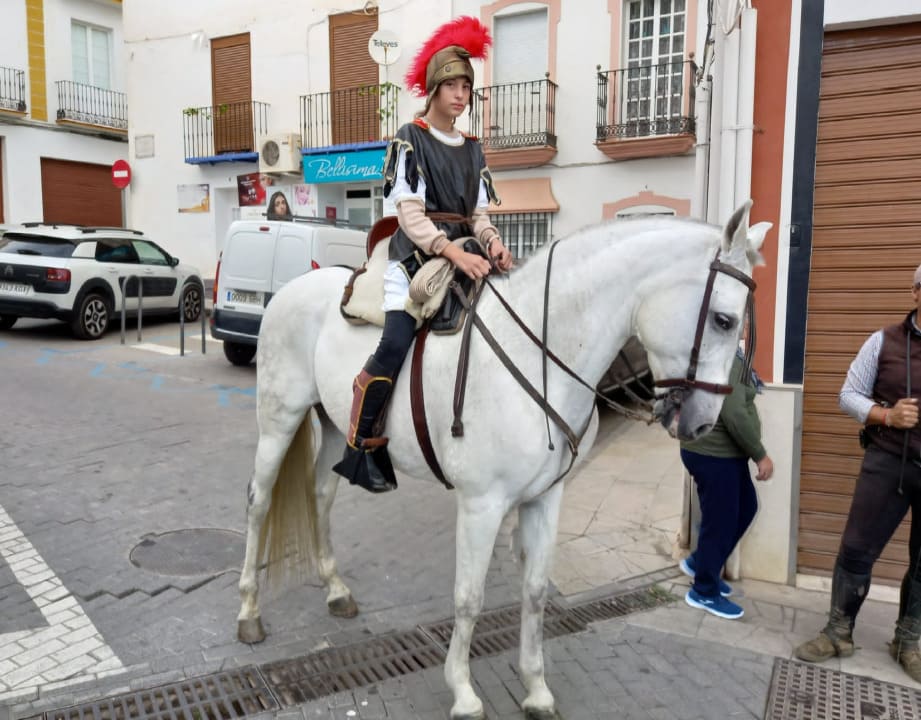 Niño montando a caballo
