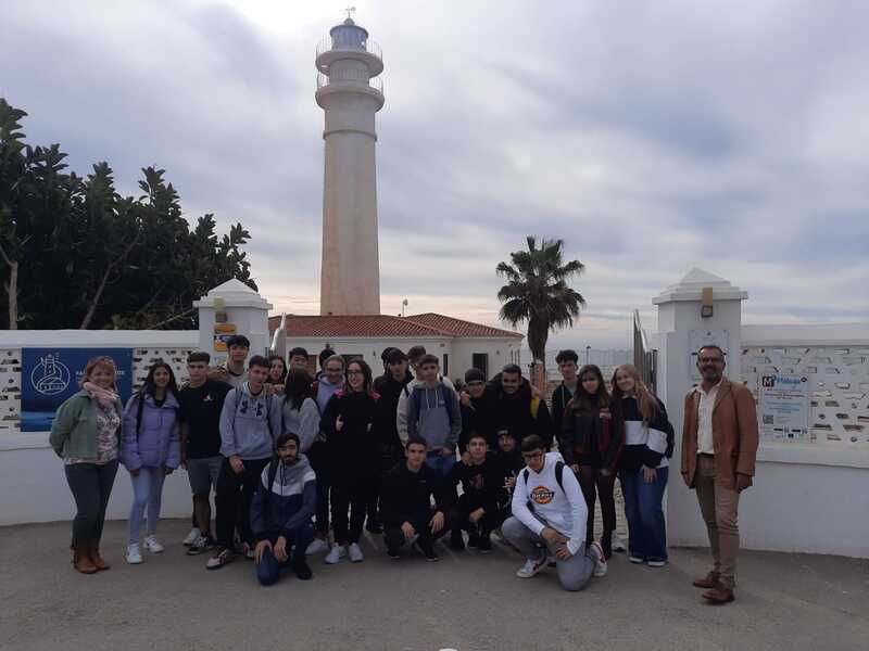 Grupo de alumnos y docentes en visita a villa, necrópolis y horno cerámico