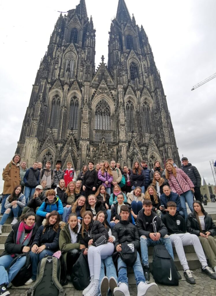 Grupo de alumnos junto a un edificio monumental
