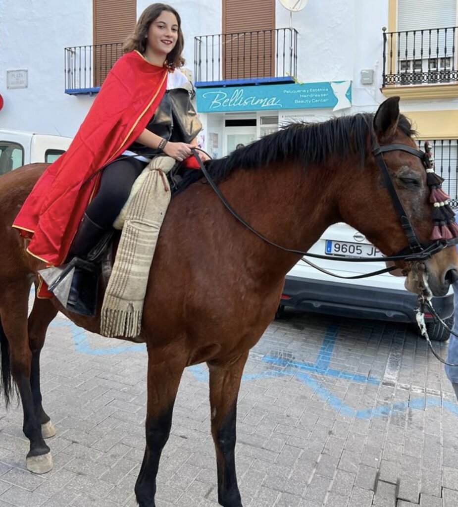 Alumna subida en caballo celebrando Sank Martin