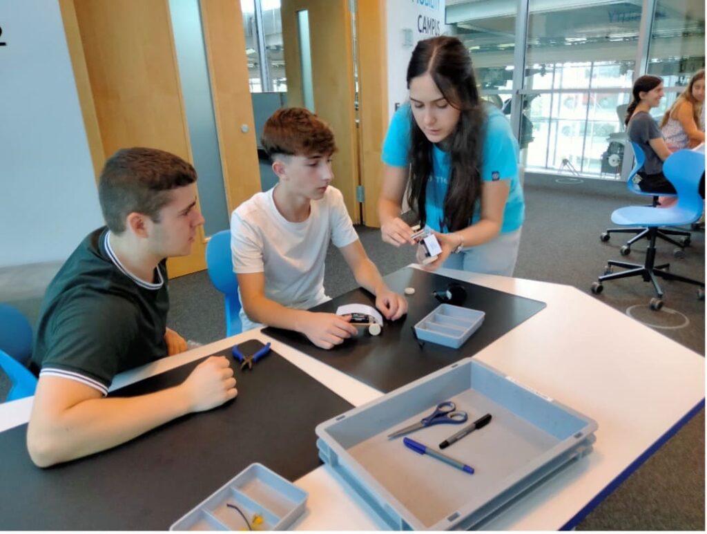 Niños aprendiendo robótica en Dresden